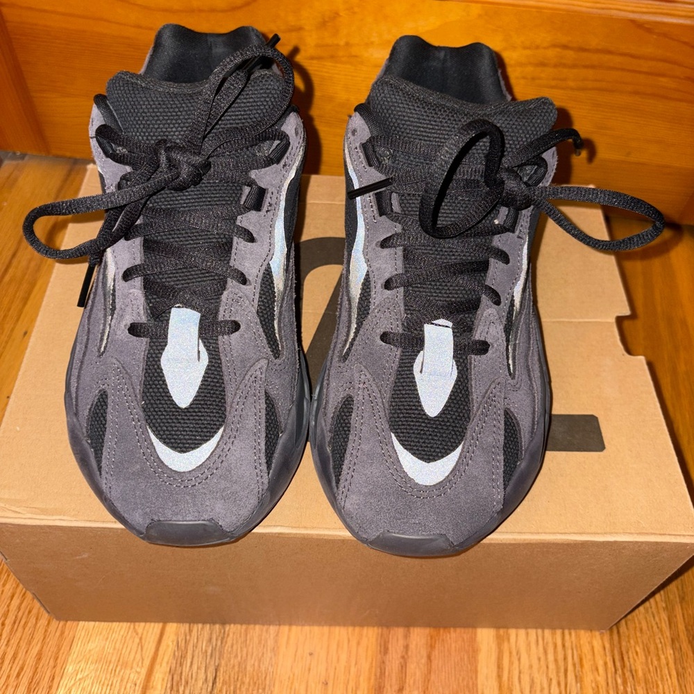 Adidas Yeezy Boost 700 V2 Vanta